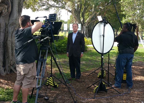 journalist-using-teleprompter-outdoors-TeleprompterPAD.com.jpg