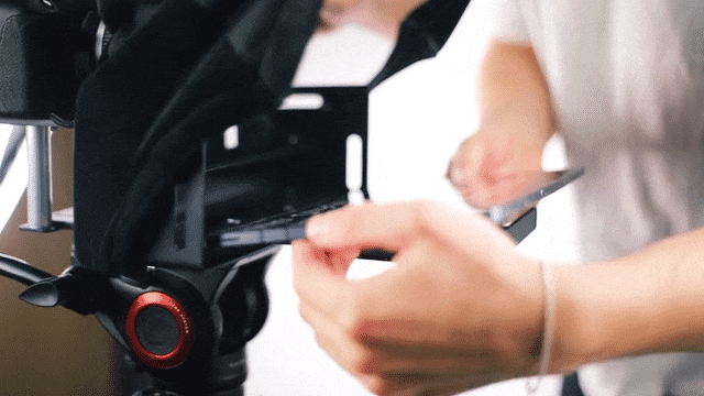 How_to_set_up_a_teleprompter_for_a_video_shoot.gif